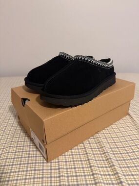 Black UGG Tasman